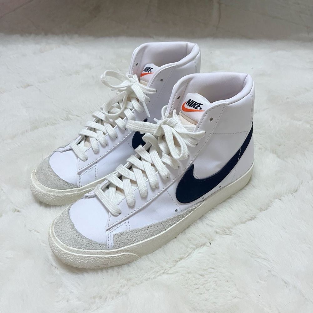 Nike Blazer Mid’ 77 Size Women’s 8/Mens 6